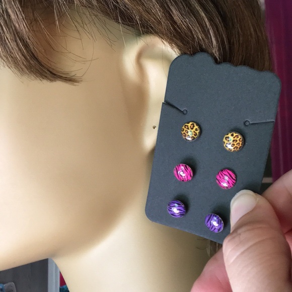 3 Pairs of Stud Earrings - Picture 5 of 7